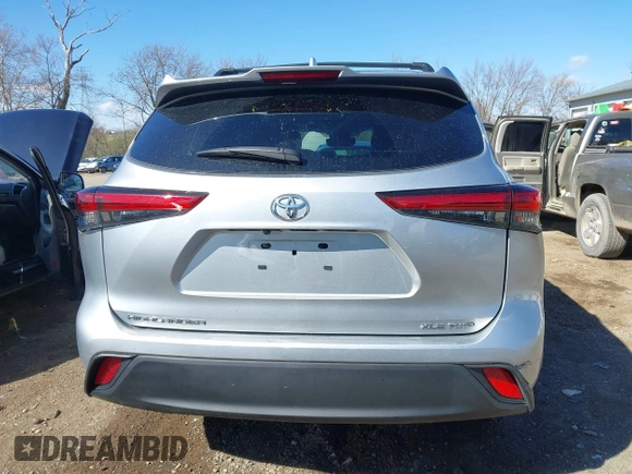 2022 Toyota Highlander XLE with VIN 5TDGZRBH4NS575217, listed as a IAAI auction lot 41863526 with 67,324 mi miles and . Bid and sale history available at DreamBid. Image 16.
