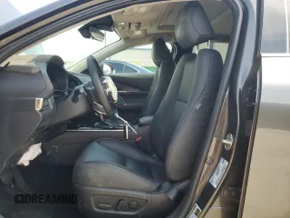 2023 Mazda CX-30 S Premium z VIN 3MVDMBDM9PM558451, wystawiony jako Copart lot #53997465 z przebiegiem 27 633 mil mil oraz Nie do naprawy • Non repairable. Historia ofert i sprzedaży dostępna na DreamBid. Obrazek 7.