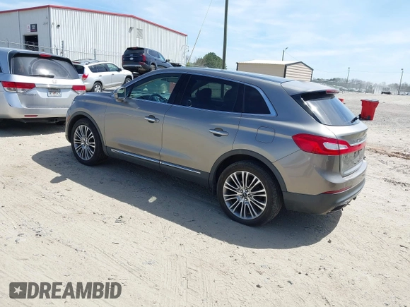 2017 Lincoln MKX Reserve z VIN 2LMPJ8LR4HBL41092, wystawiony jako IAAI lot #41815783 z przebiegiem 104 578 mil mil oraz . Historia ofert i sprzedaży dostępna na DreamBid. Obrazek 3.