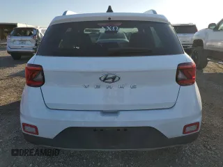 2021 Hyundai Venue SEL z VIN KMHRC8A3XMU063820, wystawiony jako Copart lot #50095625 z przebiegiem 25 348 mil mil oraz Czysty tytuł • Clean title. Historia ofert i sprzedaży dostępna na DreamBid. Obrazek 6.