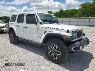 2024 Jeep Wrangler Sahara z VIN 1C4PJXEN9RW367840, wystawiony jako Copart lot #56661775 z przebiegiem 9 068 mil mil oraz Szkoda całkowita • Salvage title. Historia ofert i sprzedaży dostępna na DreamBid. Obrazek 4.