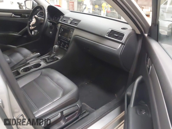 2014 Volkswagen Passat SE z VIN 1VWBT7A31EC102802, wystawiony jako IAAI lot #41344543 z przebiegiem 106 758 mil mil oraz . Historia ofert i sprzedaży dostępna na DreamBid. Obrazek 5.