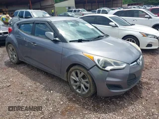 2016 Hyundai Veloster z VIN KMHTC6AD8GU277003, wystawiony jako IAAI lot #42375395 z przebiegiem 166 583 mil mil oraz . Historia ofert i sprzedaży dostępna na DreamBid. Obrazek 6.