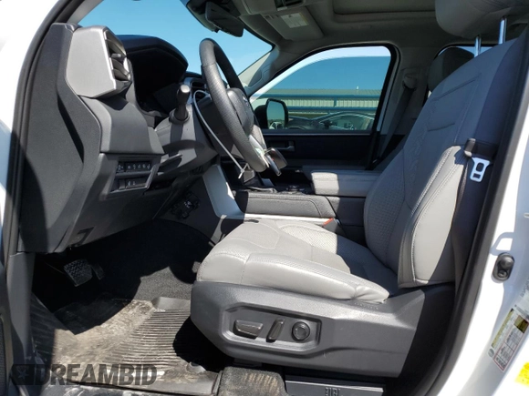 2022 Toyota Tundra Limited с VIN 5TFJA5DB4NX043068, выставлен на аукционе Copart как лот 49966605 с пробегом 32 628 миль миль и Списание • Salvage title. История ставок и продаж доступна на DreamBid. Изображение 7.