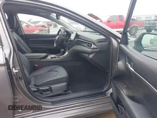 2023 Toyota Camry SE z VIN 4T1T11AK0PU084934, wystawiony jako IAAI lot #41962805 z przebiegiem 39 395 mil mil oraz . Historia ofert i sprzedaży dostępna na DreamBid. Obrazek 5.