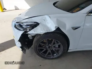 2018 Tesla Model 3 Long Range Battery z VIN 5YJ3E1EA1JF053895, wystawiony jako IAAI lot #42182178 z przebiegiem 75 356 mil mil oraz . Historia ofert i sprzedaży dostępna na DreamBid. Obrazek 6.
