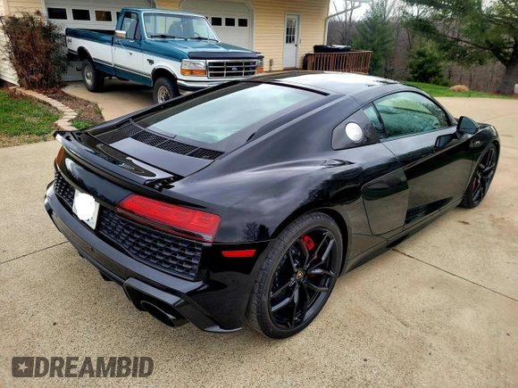 2021 Audi R8 z VIN WUAKBAFX4M7901384, wystawiony jako Copart lot #51984055 z przebiegiem 5 665 mil mil oraz Czysty tytuł • Clean title. Historia ofert i sprzedaży dostępna na DreamBid. Obrazek 4.