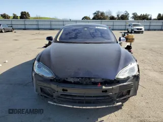 2013 Tesla Model S z VIN 5YJSA1CN8DFP05395, wystawiony jako Copart lot #51771645 z przebiegiem 111 851 mil mil oraz Szkoda całkowita • Salvage title. Historia ofert i sprzedaży dostępna na DreamBid. Obrazek 5.