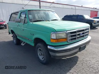 1995 Ford Bronco XL z VIN 1FMEU15N8SLB10358, wystawiony jako IAAI lot #42483412 z przebiegiem 204 488 mil mil oraz . Historia ofert i sprzedaży dostępna na DreamBid. Obrazek 1.