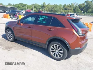 2019 Cadillac XT4 FWD Sport z VIN 1GYFZER4XKF103780, wystawiony jako IAAI lot #42171306 z przebiegiem 99 260 mil mil oraz . Historia ofert i sprzedaży dostępna na DreamBid. Obrazek 3.