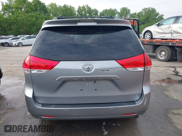 2014 Toyota Sienna XLE z VIN 5TDYK3DC6ES488569, wystawiony jako IAAI lot #42171540 z przebiegiem 97 416 mil mil oraz . Historia ofert i sprzedaży dostępna na DreamBid. Obrazek 17.