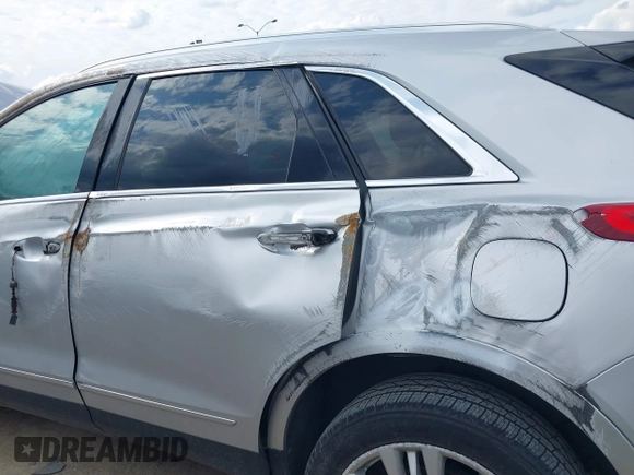 2019 Cadillac XT5 Premium Luxury AWD z VIN 1GYKNFRS0KZ207739, wystawiony jako IAAI lot #42229089 z przebiegiem 99 801 mil mil oraz . Historia ofert i sprzedaży dostępna na DreamBid. Obrazek 6.