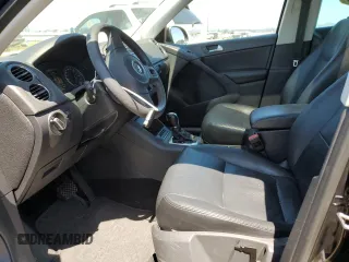 2012 Volkswagen Tiguan SE z VIN WVGBV7AX1CW609299, wystawiony jako Copart lot #56359635 z przebiegiem 133 031 mil mil oraz Szkoda całkowita • Salvage title. Historia ofert i sprzedaży dostępna na DreamBid. Obrazek 7.