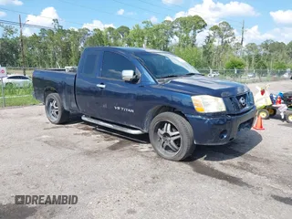 2008 Nissan Titan XE z VIN 1N6BA06A58N358342, wystawiony jako IAAI lot #42307058 z przebiegiem 223 175 mil mil oraz . Historia ofert i sprzedaży dostępna na DreamBid. Obrazek 1.