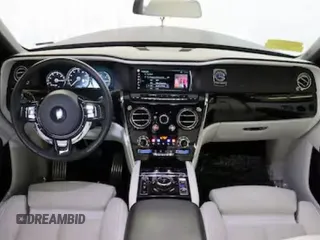 2020 Rolls-Royce Cullinan z VIN SLATV4C0XLU201XXX, wystawiony jako Copart lot #59246195 z przebiegiem 48 797 mil mil oraz Tytuł czysty. Historia ofert i sprzedaży dostępna na DreamBid. Obrazek 9.