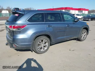 2015 Toyota Highlander LE with VIN 5TDBKRFH2FS206866, listed as a IAAI auction lot 41416098 with 178,891 mi miles. Bid and sale history available at carsss.com. Image 4.