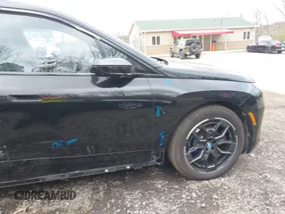 2025 BMW iX xDrive50 z VIN WB523CF00SCT84335, wystawiony jako IAAI lot #42002627 z przebiegiem 3241 mil mil oraz . Historia ofert i sprzedaży dostępna na DreamBid. Obrazek 21.