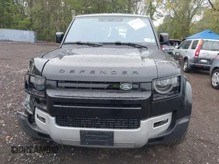 2022 Land Rover Defender SE z VIN SALEPERU2N2088316, wystawiony jako IAAI lot #42151109 z przebiegiem 26 438 mil mil oraz . Historia ofert i sprzedaży dostępna na DreamBid. Obrazek 12.