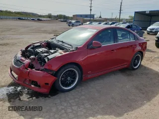 2014 Chevrolet Cruze 2LT z VIN 1G1PE5SB0E7243374, wystawiony jako Copart lot #53741975 z przebiegiem 128 615 mil mil oraz Szkoda całkowita • Salvage title. Historia ofert i sprzedaży dostępna na DreamBid. Obrazek 1.