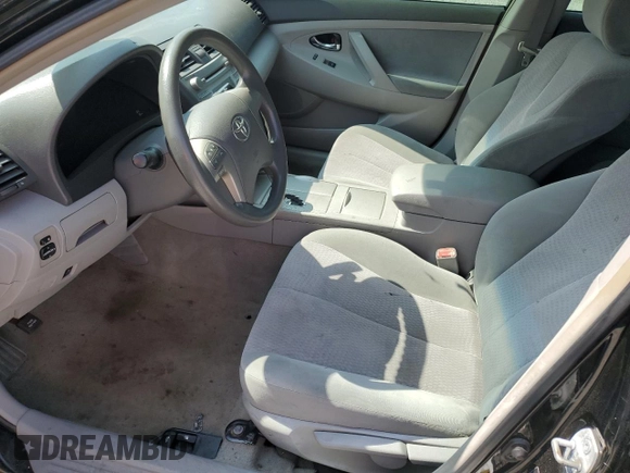 2010 Toyota Camry z VIN 4T1BF3EK9AU013984, wystawiony jako Copart lot #59219365 z przebiegiem Nie podano mil oraz Szkoda całkowita • Salvage title. Historia ofert i sprzedaży dostępna na DreamBid. Obrazek 7.