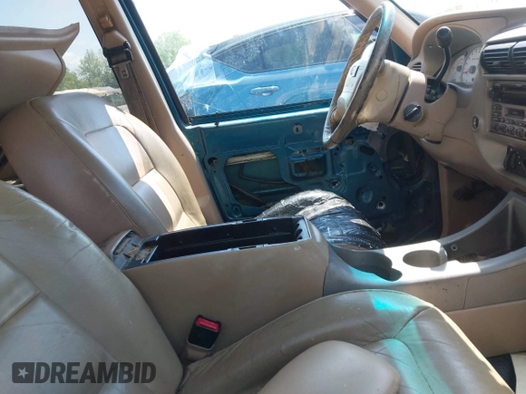 2001 Ford Explorer Sport Trac z VIN 1FMZU67E11UB38555, wystawiony jako IAAI lot #42137661 z przebiegiem 249 333 mil mil oraz . Historia ofert i sprzedaży dostępna na DreamBid. Obrazek 5.