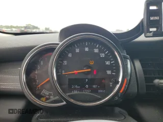 2019 MINI Hardtop Cooper с VIN WMWXP5C59K2H32200, выставлен на аукционе Copart как лот 62557905 с пробегом 17 257 миль миль и Списание • Salvage title. История ставок и продаж доступна на DreamBid. Изображение 9.