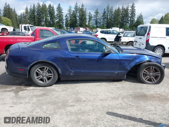 2012 Ford Mustang Premium z VIN 1ZVBP8AM6C5286607, wystawiony jako IAAI lot #42305725 z przebiegiem 137 065 mil mil oraz . Historia ofert i sprzedaży dostępna na DreamBid. Obrazek 6.