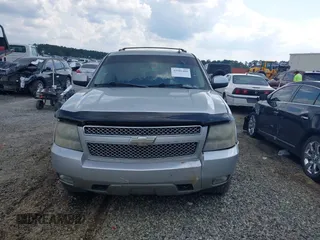 2011 Chevrolet Tahoe LT z VIN 1GNSKBE05BR221199, wystawiony jako IAAI lot #41941402 z przebiegiem 266 815 mil mil oraz . Historia ofert i sprzedaży dostępna na DreamBid. Obrazek 12.