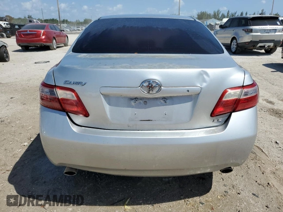 2008 Toyota Camry LE z VIN 4T1BK46KX8U063917, wystawiony jako Copart lot #52848205 z przebiegiem 168 993 mil mil oraz Czysty tytuł • Clean title. Historia ofert i sprzedaży dostępna na DreamBid. Obrazek 6.