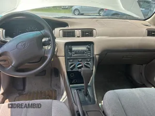 2000 Toyota Camry CE z VIN 4T1BG22K0YU002152, wystawiony jako Copart lot #58250485 z przebiegiem 366 513 mil mil oraz Czysty tytuł • Clean title. Historia ofert i sprzedaży dostępna na DreamBid. Obrazek 9.