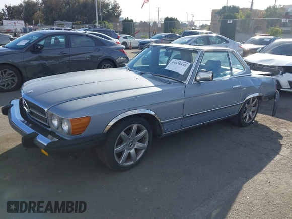 1985 Mercedes-Benz 380 z VIN WDBBA45C5FA029222, wystawiony jako IAAI lot #41658132 z przebiegiem 129 548 mil mil oraz . Historia ofert i sprzedaży dostępna na DreamBid. Obrazek 2.