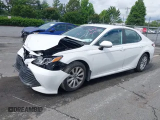 2019 Toyota Camry LE z VIN 4T1B11HKXKU237605, wystawiony jako IAAI lot #42248386 z przebiegiem 70 235 mil mil oraz . Historia ofert i sprzedaży dostępna na DreamBid. Obrazek 2.