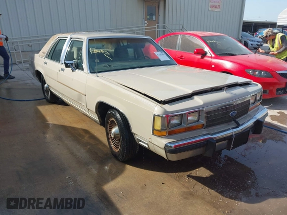 1988 Ford Crown Victoria z VIN 2FABP74F8JX224055, wystawiony jako IAAI lot #42185854 z przebiegiem 32 378 mil mil oraz . Historia ofert i sprzedaży dostępna na DreamBid. Obrazek 1.