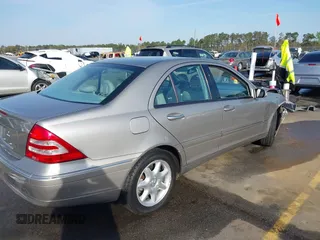 2004 Mercedes-Benz C 240 z VIN WDBRF61J74A618477, wystawiony jako IAAI lot #41894135 z przebiegiem 103 171 mil mil oraz . Historia ofert i sprzedaży dostępna na DreamBid. Obrazek 4.