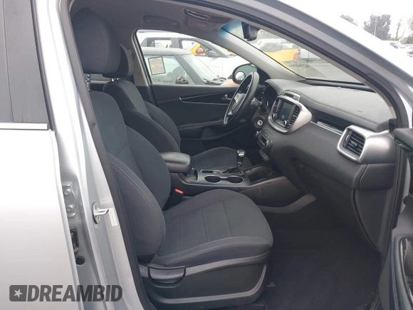 2019 Kia Sorento LX z VIN 5XYPG4A36KG438741, wystawiony jako IAAI lot #42384999 z przebiegiem 94 640 mil mil oraz . Historia ofert i sprzedaży dostępna na DreamBid. Obrazek 5.