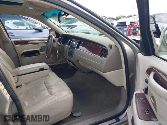 2005 Lincoln Town Car Signature Limited z VIN 1LNHM82W85Y609428, wystawiony jako IAAI lot #42450117 z przebiegiem 95 319 mil mil oraz . Historia ofert i sprzedaży dostępna na DreamBid. Obrazek 5.