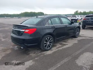 2014 Chrysler 200 Touring z VIN 1C3CCBBB6EN112119, wystawiony jako IAAI lot #42152165 z przebiegiem 145 681 mil mil oraz . Historia ofert i sprzedaży dostępna na DreamBid. Obrazek 4.