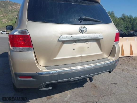 2011 Toyota Highlander with VIN 5TDZK3EH5BS042262, listed as a IAAI auction lot 41868350 with 239,202 mi miles. Bid and sale history available at carsss.com. Image 6.