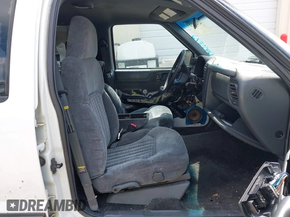 2001 Chevrolet Blazer LT z VIN 1GNDT13W712201180, wystawiony jako IAAI lot #42451872 z przebiegiem 88 433 mil mil oraz . Historia ofert i sprzedaży dostępna na DreamBid. Obrazek 5.