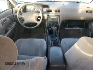 1999 Toyota Camry LE z VIN JT2BF22K0X0167589, wystawiony jako Copart lot #42699015 z przebiegiem 198 634 mil mil oraz Czysty tytuł • Clean title. Historia ofert i sprzedaży dostępna na DreamBid. Obrazek 8.