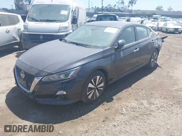 2019 Nissan Altima 2.5 SV with VIN 1N4BL4DVXKC192757, listed as a IAAI auction lot 41967586 with 31,066 mi miles. Bid and sale history available at carsss.com. Image 2.