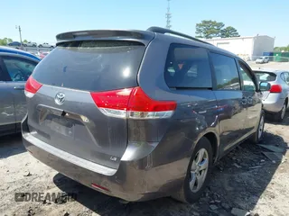 2011 Toyota Sienna LE AAS z VIN 5TDKK3DC3BS112980, wystawiony jako IAAI lot #42053582 z przebiegiem 232 404 mil mil oraz . Historia ofert i sprzedaży dostępna na DreamBid. Obrazek 4.