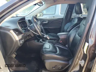 2017 Jeep Cherokee Limited z VIN 1C4PJLDB8HW522411, wystawiony jako Copart lot #55209455 z przebiegiem 216 690 mil mil oraz Szkoda całkowita • Salvage title. Historia ofert i sprzedaży dostępna na DreamBid. Obrazek 7.
