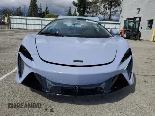 2025 McLaren Artura z VIN SBM16BEA4SW002969, wystawiony jako Copart lot #48354735 z przebiegiem 882 mil mil oraz Szkody całkowita. Historia ofert i sprzedaży dostępna na DreamBid. Obrazek 5.