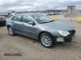 2010 Chrysler Sebring Limited z VIN 1C3CC5FD3AN190722, wystawiony jako Copart lot #48220335 z przebiegiem 201 993 mil mil oraz Szkody całkowita. Historia ofert i sprzedaży dostępna na DreamBid. Obrazek 4.