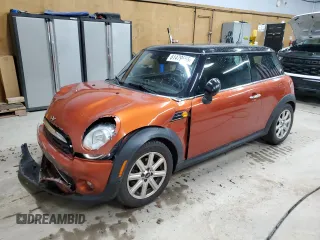 2011 MINI Hardtop z VIN WMWSU3C54BT183715, wystawiony jako Copart lot #61479655 z przebiegiem 151 657 mil mil oraz Czysty tytuł • Clean title. Historia ofert i sprzedaży dostępna na DreamBid. Obrazek 1.