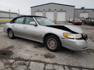 2001 Lincoln Town Car Cartier z VIN 1LNHM83W81Y629753, wystawiony jako Copart lot #36916024 z przebiegiem 150 875 mil mil oraz Szkoda całkowita • Salvage title. Historia ofert i sprzedaży dostępna na DreamBid. Obrazek 4.