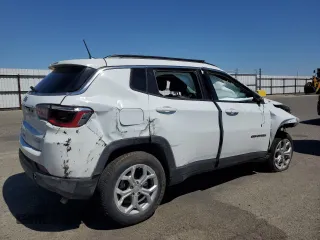 2024 Jeep Compass Latitude z VIN 3C4NJDBN6RT110585, wystawiony jako Copart lot #60543085 z przebiegiem 32 245 mil mil oraz Nie do naprawy • Non repairable. Historia ofert i sprzedaży dostępna na DreamBid. Obrazek 3.