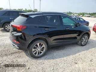 2022 Buick Encore GX Essence z VIN KL4MMGSL2NB116070, wystawiony jako Copart lot #60507625 z przebiegiem 40 067 mil mil oraz Szkoda całkowita • Salvage title. Historia ofert i sprzedaży dostępna na DreamBid. Obrazek 3.
