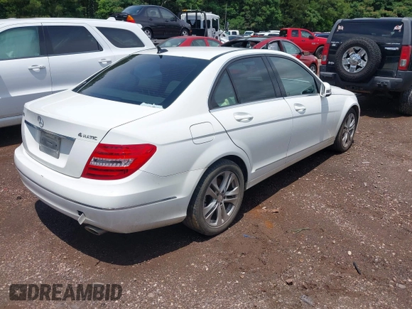 2013 Mercedes-Benz C 300 Sport z VIN WDDGF8AB1DR256537, wystawiony jako IAAI lot #42356297 z przebiegiem 111 496 mil mil oraz . Historia ofert i sprzedaży dostępna na DreamBid. Obrazek 4.